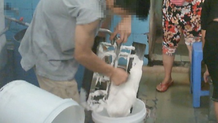 Quy trình làm kem bẩn bằng tay không, chân đất (ảnh chụp từ clip)