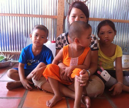 Nỗi đau từ vụ án vợ sát hại chồng bằng khăn tắm - 3 Bốn
đứa con của Tở không người chăm sóc.