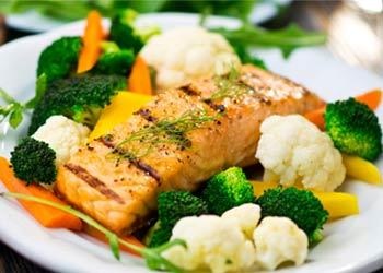 Chế độ dinh dưỡng phòng bệnh cao mỡ máu - 1 Cá và rau xanh là thực phẩm nên dùng cho người bị cao mỡ máu
