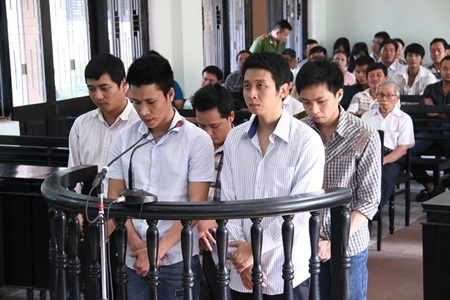 Thu gần 177 tỷ đồng từ phát tán hơn 11 triệu file phim sex - 1 5 bị cáo tại phiên tòa, trong đó, bị cáo tên Nhật đứng thứ 2 từ phải qua, hàng thứ nhất