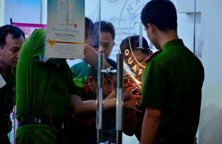 Xông vào cửa hàng sữa khống chế nhân viên cướp tài sản - 2 Công an tiến hành khám nghiệm hiện trường