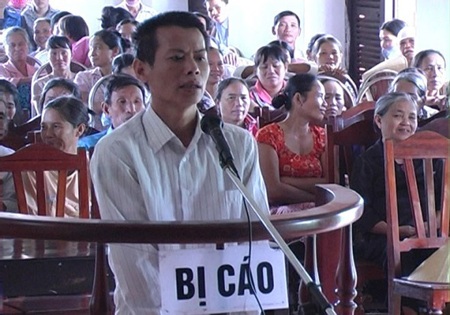 Vụ án có một không hai của tên trộm không lai lịch ở Thanh Hoá - 1 Bị cáo Phan Đình Thiết (tên do bị cáo tự... nghĩ ra)
tại phiên tòa.