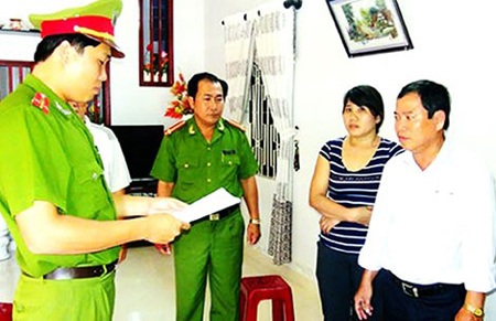 Thụt két lấy tiền chúc tết sếp - 1 Cơ
quan CSĐT đọc quyết định khởi tố bị can đối với Võ Đáng (ngoài cùng bên phải). Ảnh:
GV