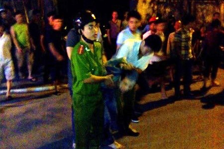 Giải cứu an toàn cho bé gái 4 tuổi bị bố dọa giết - 1 Đối
tượng Bàng Đức Trường bị công an khống chế