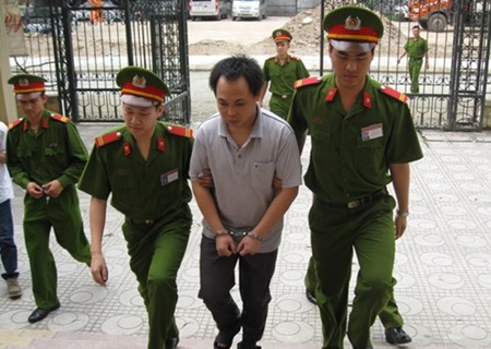 Đối tượng khống chế con tin phải chịu hình phạt đích đáng - 1 Trần
Thanh Bình bị dẫn giải vào hội trường xử án