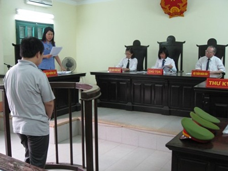 Đối tượng khống chế con tin phải chịu hình phạt đích đáng - 2 Toàn
cảnh phiên xử bị cáo Trần Thanh Bình