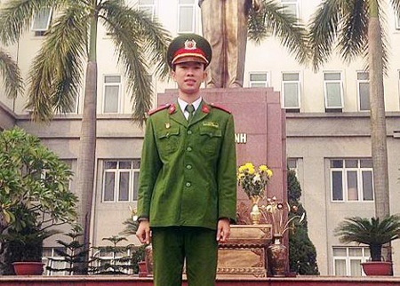 Học viên Cảnh sát và những pha truy bắt tội phạm trên phố - 1 Học viên Lê Hùng trước tượng đài Bác Hồ.