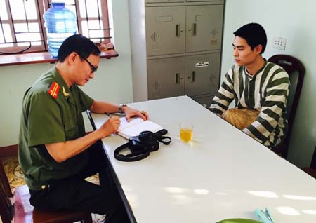 “Sát thủ” Lê Văn Luyện: Những ngày ăn năn trong trại giam - 1 Phạm
nhân Lê Văn Luyện trao đổi với PV.