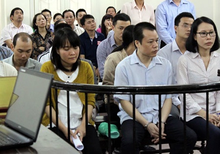 Vợ chồng “Long Megastar” hầu tòa - 1 Các bị cáo tại tòa.