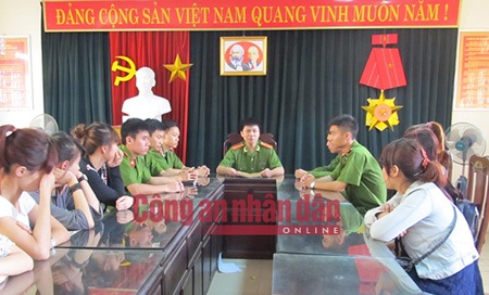 Công
an quận Thanh Xuân bàn giao các nạn nhân cho gia đình.