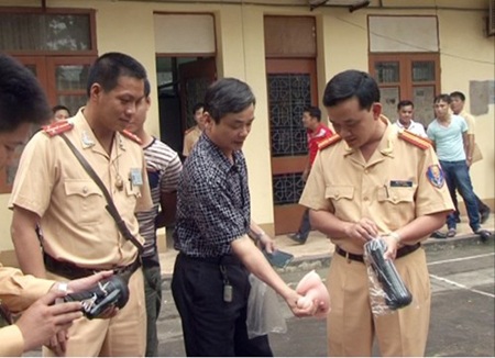 10 thùng đồ chơi tình dục... đi xe khách - 1 Lực lượng chức năng kiểm
tra một số sản phẩm