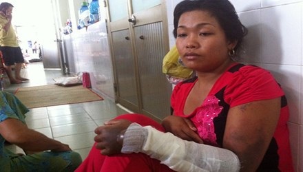 Cha tưới xăng lên người con, rồi cùng tự thiêu - 1 Cha tưới xăng lên người con, rồi cùng tự thiêu