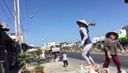 Bắt 1 bị can gần 50 lần đập phá nhà hàng xóm - 1 Bị
can Nguyễn Thị Liên dùng gạch tấn công người nhà của bà Lén ngay trước ngày bị
tạm giam