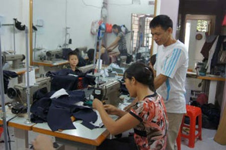 Tự xây phòng “biệt giam” để rời xa ma túy - 5 Xưởng may tại nhà là
nguồn thu chính của gia đình anh Cường.