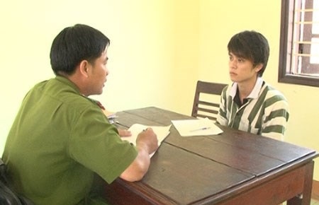 Quen bạn trai ảo, thiếu nữ tỉnh dậy không mảnh vải che thân - 3 Hòa tại cơ
quan điều tra (Ảnh: Pháp Luật TP.HCM)