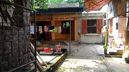 Người cha hiền lành đột nhiên cầm dao truy sát con gái 4 tuổi - 1 Ngôi
nhà xảy ra vụ việc.