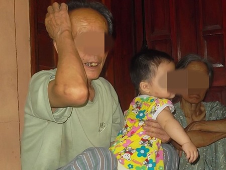 Người cha hiền lành đột nhiên cầm dao truy sát con gái 4 tuổi - 3 Ông
Kì và bà Xuyến vẫn chưa hết bàng hoàng trước việc làm điên rồ của con trai.