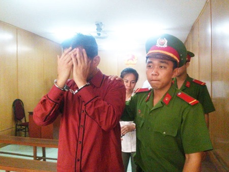 Ép nợ, cháu của trùm giang hồ Năm Cam lãnh án - 1 Dẫn
giải bị cáo Vũ (đi đầu) và Dung về trại giam sau phiên xử.