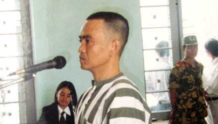 Ông Huỳnh Văn Nén bị tạm giam thêm 4 tháng - 1 Ông Huỳnh Văn Nén tại phiên tòa phúc thẩm (lần 1) “vụ
án vườn điều”, ngày 14/6/2001.