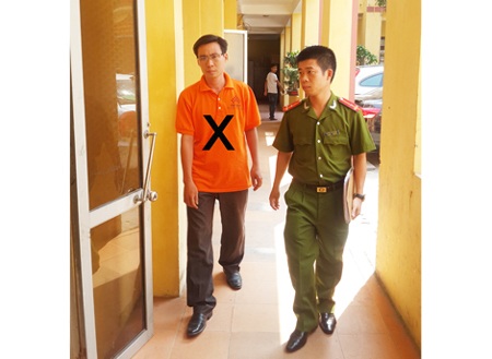 Bệnh hoạn kẻ "ám sát" hơn 300 bát hương - 1 Đối
tượng Kiên (X) tại cơ quan điều tra.