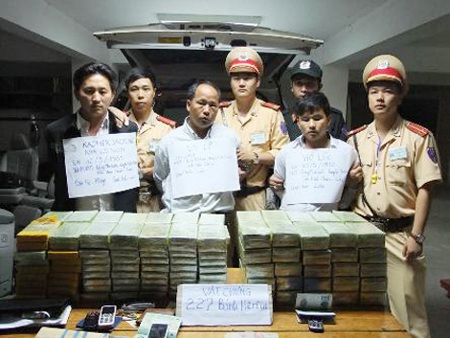 Những người kiến tạo chiến công - 1 Các
đối tượng tội phạm người Lào bị bắt giữ trong chuyên án.
