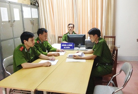 Đại uý Giàng A Sành cùng đồng đội triển khai kế hoạch
phá án.