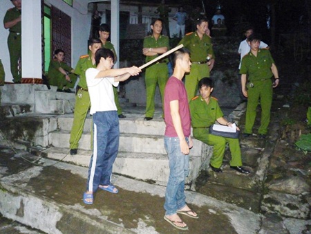 Ly kỳ chuyện truy bắt những tên giết người bí hiểm - 3 Cảnh sát hình sự Lào Cai thực nghiệm điều tra một vụ
án.