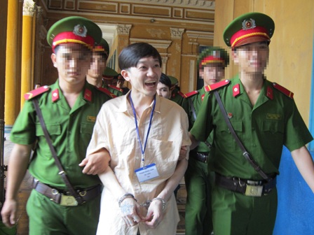 Tử
tù Long cười man dại tại phiên phúc thẩm