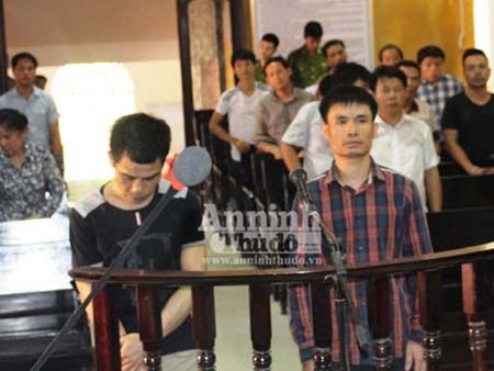 Phan Xuân Thanh (phải)
và Lê Đăng Thanh tại phiên tòa