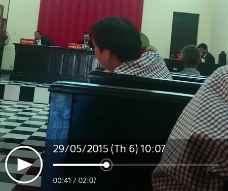 Thẩm phán ngoẹo cổ, nhắm mắt suốt phiên xử