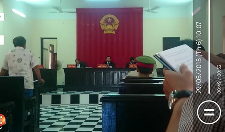 Thẩm phán ngoẹo cổ, nhắm mắt suốt phiên xử