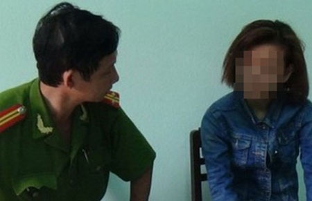 Chị
O đang trình báo với công an về dấu hiệu lừa đảo của “chồng ngoại”.