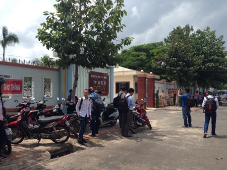 Bộ Công an: "Chỉ có hai đối tượng gây ra vụ thảm sát 6 người" - 7 Bên ngoài trụ sở công an huyện Chơn Thành - nơi tổ chức họp báo vụ thảm sát 6 người lúc 13h chiều