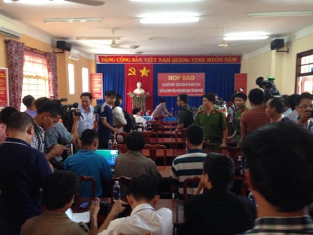 Bộ Công an: "Chỉ có hai đối tượng gây ra vụ thảm sát 6 người" - 6 Các phóng viên báo đài đã có mặt từ rất sớm tại buôi họp báo