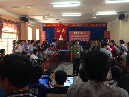 Bộ Công an: "Chỉ có hai đối tượng gây ra vụ thảm sát 6 người" - 5 Căn phòng tổ chức họp báo quá nhỏ so với số lượng phóng viên báo đài có mặt