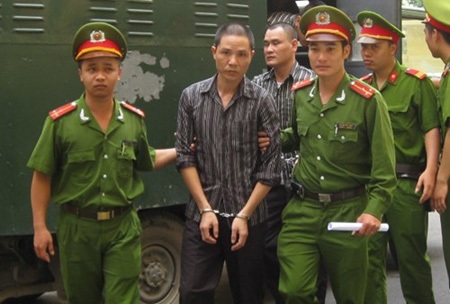 Hôm nay, xét xử vụ giết người trên xe ô tô CRV - 1 Các bị cáo giết người trên xe ô tô CRV bị dẫn giải
vào phòng xử án ở phiên tòa bị hoãn ngày 20-5