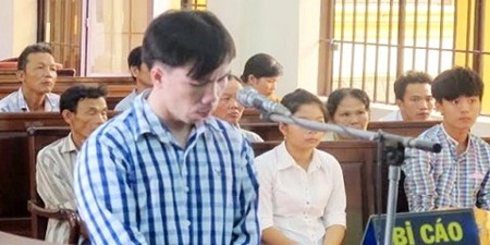Người đàn bà không khóc khi chồng mang án tử - 1 Bị
cáo trước vành móng ngựa.