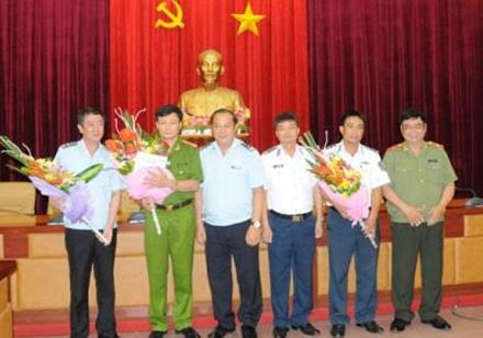 Lãnh đạo công an TP Hải Phòng tặng hoa chúc mừng ban chuyên án