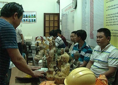 Tượng đồng chát đất giả cổ lừa bán cho nhà chùa - 1 Các
đối tượng trong băng nhóm lừa bán tượng Phật giá cắt cổ.