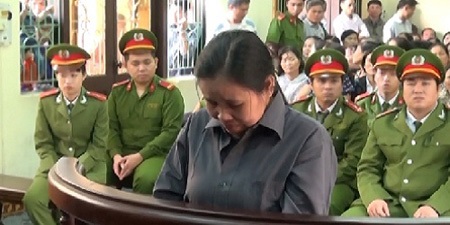 Dẫn “bồ” đến nhà giết chồng để được “thoải mái yêu nhau” - 1 Bị cáo trước vành móng ngựa
