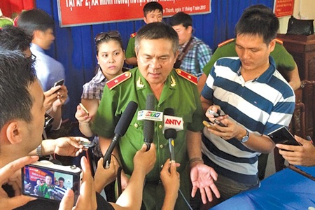 Tướng Hồ Sỹ Tiến kể hậu trường phá hai “thảm án” - 1 Tướng
Hồ Sỹ Tiến trả lời báo chí về kết quả điều tra vụ thảm án ở Bình Phước.