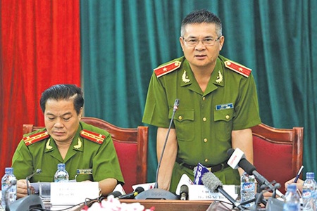 Tướng Hồ Sỹ Tiến kể hậu trường phá hai “thảm án” - 4 Tướng
Hồ Sỹ Tiến kể phút bắt giữ nghi phạm vụ thảm án ở Nghệ An