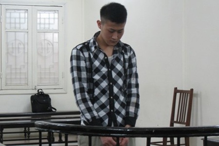 Hà Nội: Bắt giữ, làm nhục nữ tiếp viên karaoke - 1 Phùng
Kim Anh đứng trước vành móng ngựa