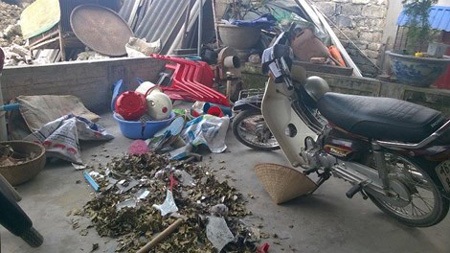 Những vụ hành hung khó hiểu liên quan đến nhóm côn đồ ở huyện Kinh Môn - 1 Nhà
ông Trần Minh Đố trong cảnh tan hoang sau khi nhóm côn đồ rút đi. Ảnh: Hải Phong.