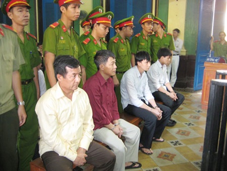 Hành trình ly kỳ đưa những tên sát thủ về quy án - 3 Các
đối tượng trước vành móng ngựa.