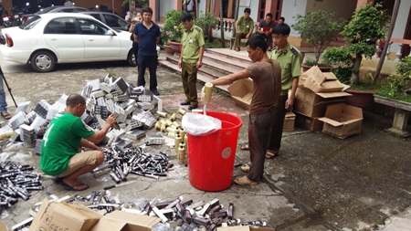Cảnh sát giao thông bắt mỹ phẩm nhập lậu số lượng lớn - 2 Số mỹ phẩm nhập lậu này đã bị tiêu hủy