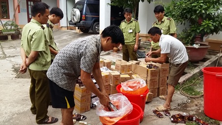 Tiêu hủy 1.600 hộp mỹ phẩm nhập lậu - 2 Buổi tiêu hủy 1.600 hộp mỹ phẩm nhập lậu