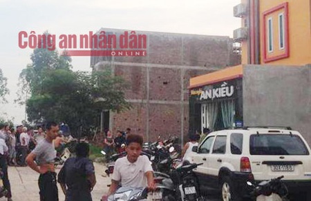 Một người đàn ông bị sát hại trong nhà nghỉ - 1 Hiện
trường vụ án mạng.