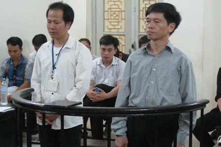Nữ thẩm phán bức xúc vì cựu trưởng phòng tư pháp bất nhã trước tòa - 1 Cựu
Trưởng phòng Tư pháp huyện Thường Tín Dương Văn Hải (bên phải ) cùng đồng phạm
tại tòa