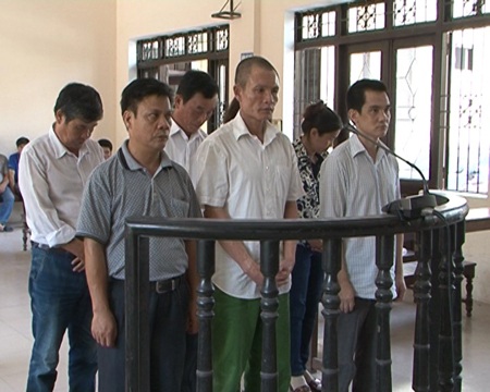 Cựu cán bộ công an, quân đội tham gia đường dây thi hộ vào các trường ngành công an - 1 Các bị cáo tại phiên xử